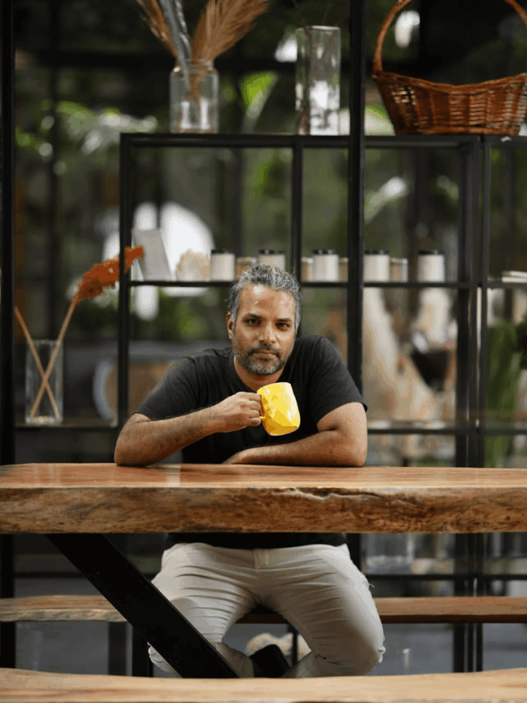 photo de présentation du chef "Keerthi Kamalakar" en train de boire un thé