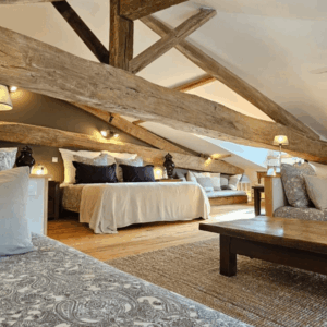 Photo vue d'ensemble d'une chambre partagée avec un lit 160 cm et deux lits 90 cm pour les retraites de yoga en nouvelle aquitaine