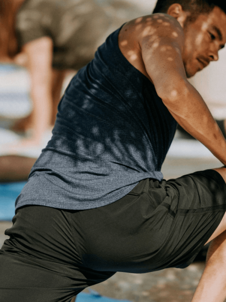 Yoga sur la plage pereybere, île maurice